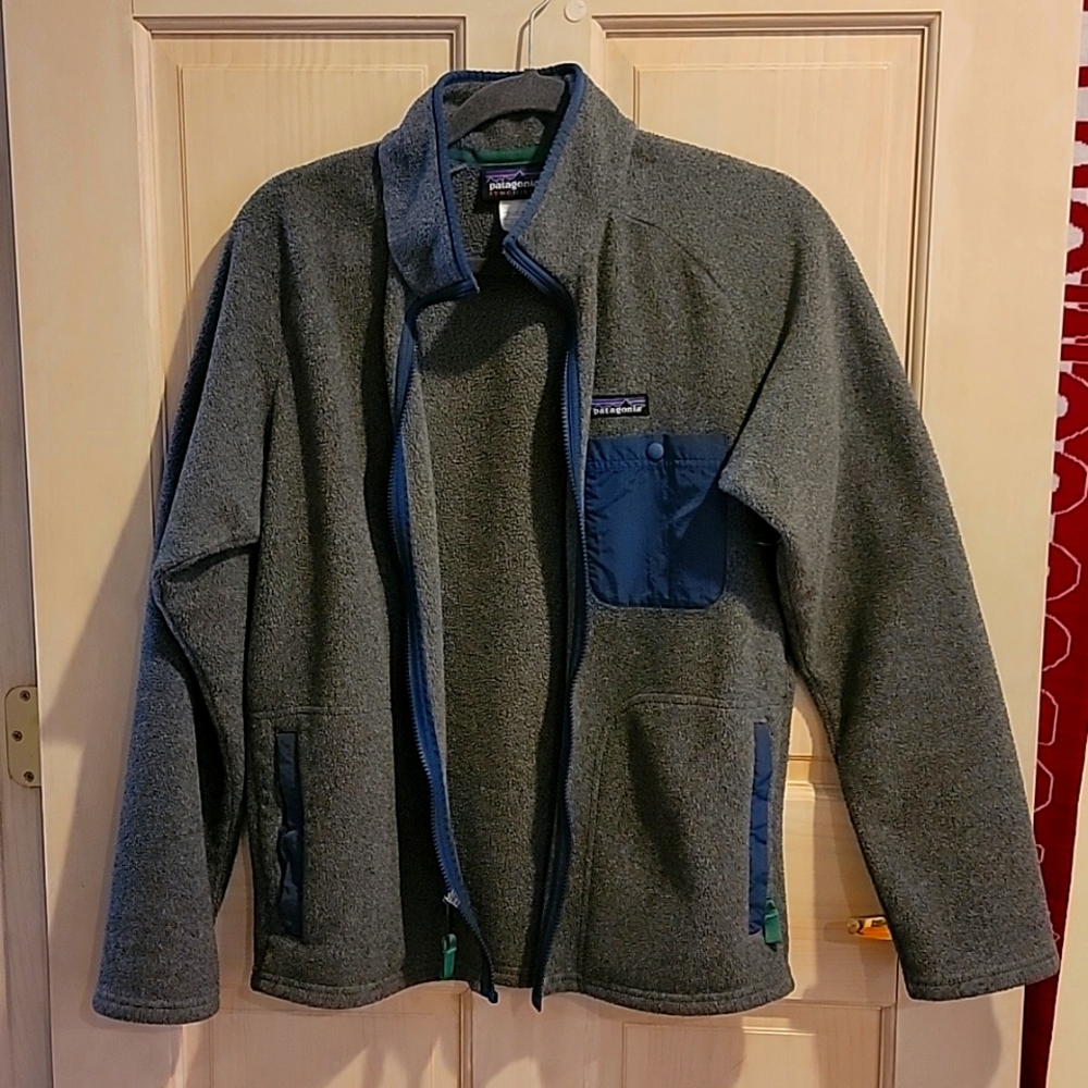 Patagonia men's Synchilla fleece jacket, Small size. Grey and blue colors.